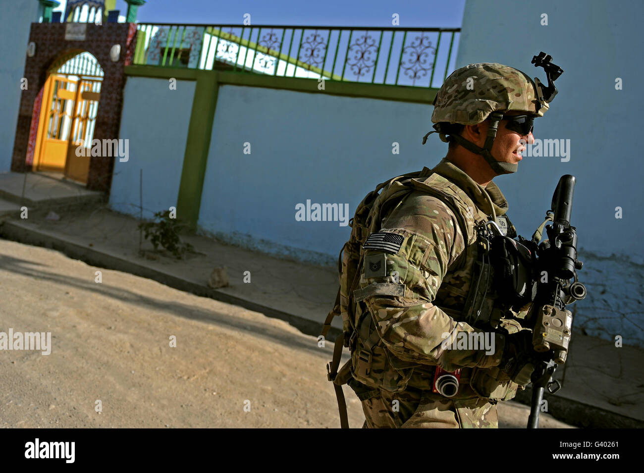 Un soldato di pattuglia le strade della città Qalat, Afghanistan. Foto Stock