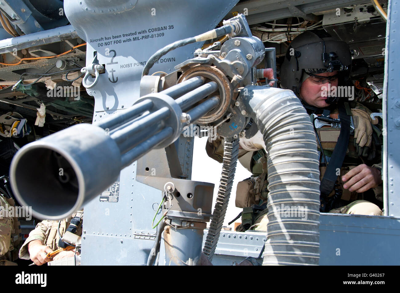 Un tecnico di volo si prepara per una missione a Camp Bastion, Afghanistan. Foto Stock