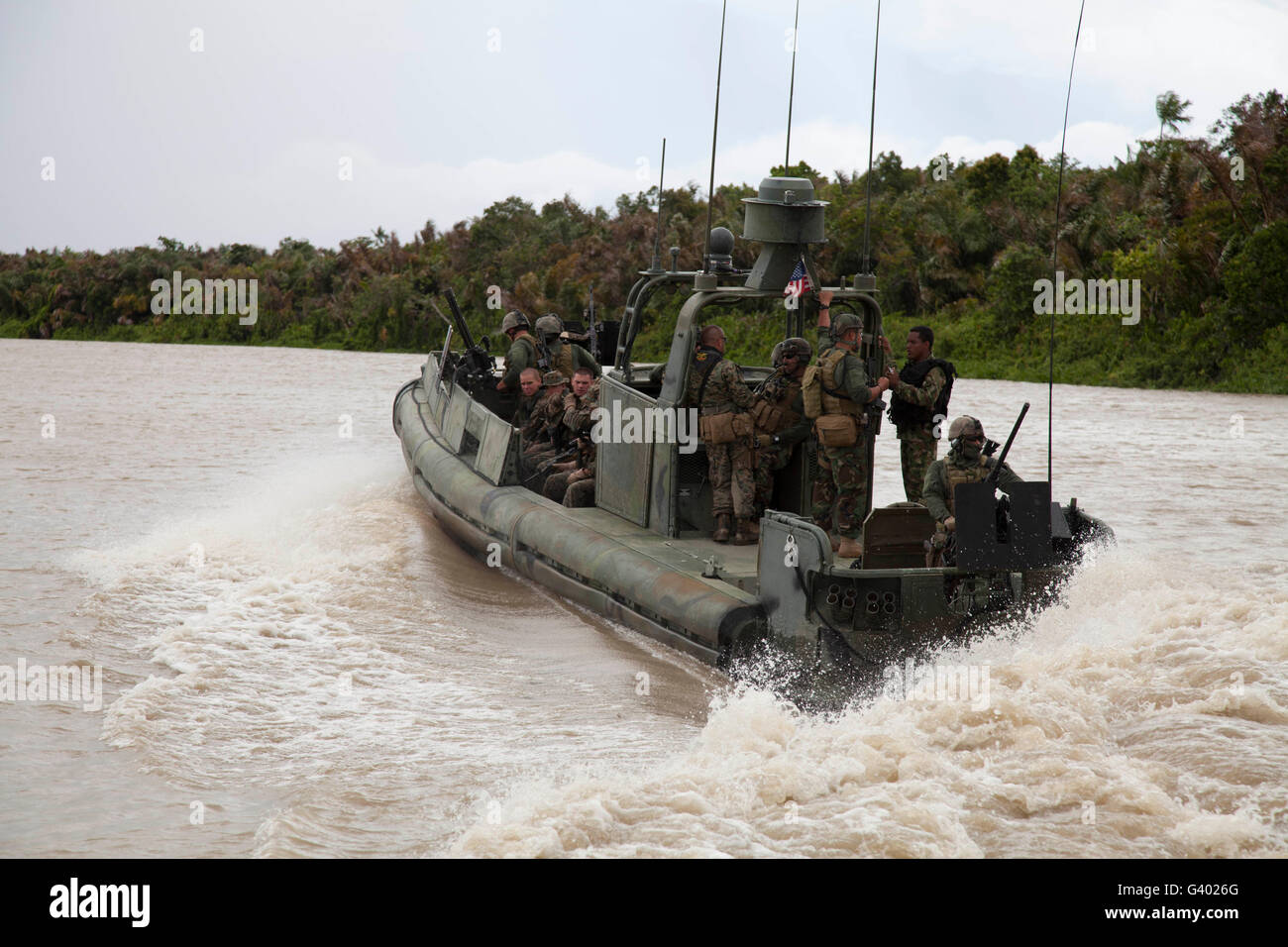 Una flotta fluviale imbarcazione di pattuglia conduce un assalto anfibio esercizio di Turbo, Colombia. Foto Stock