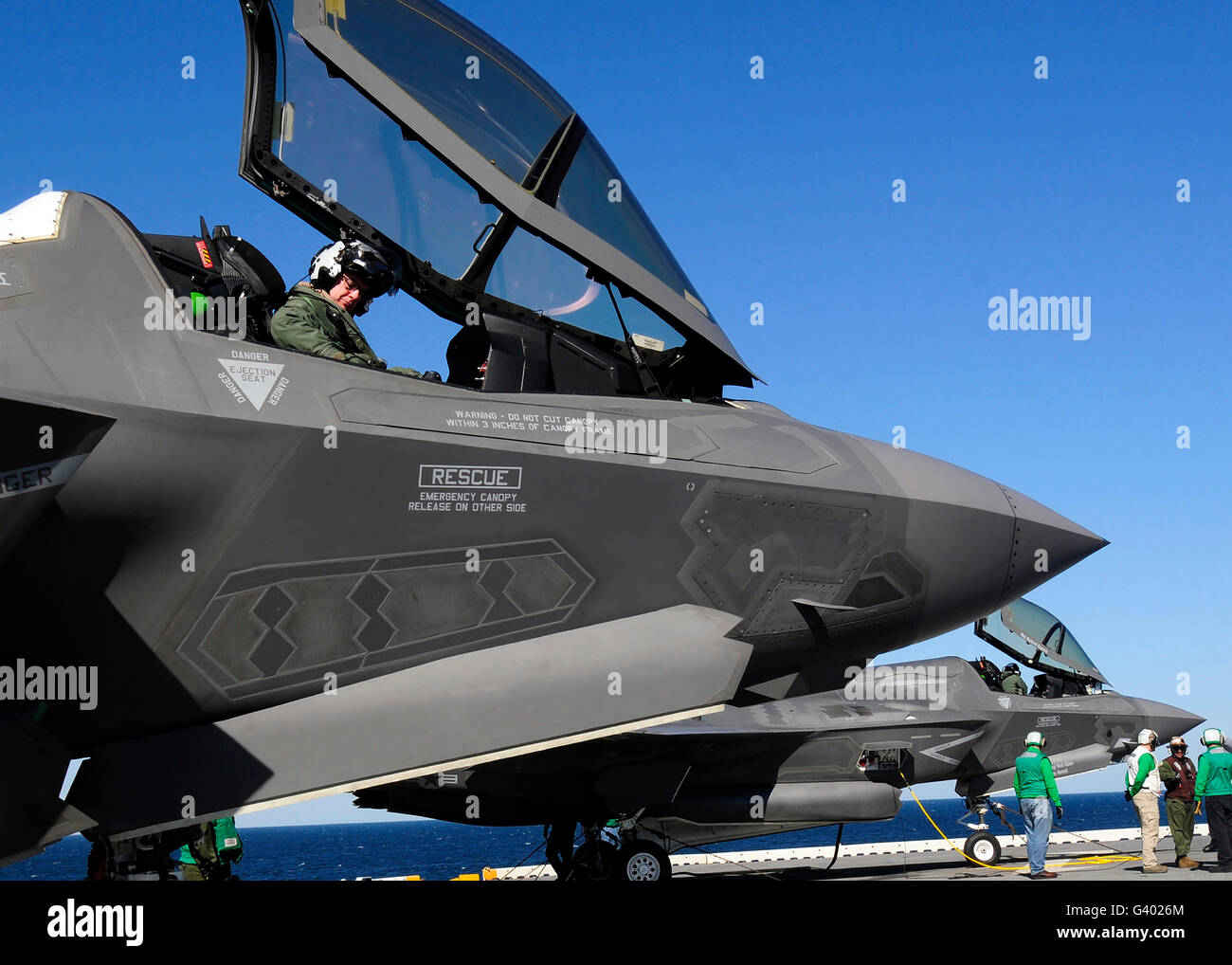 F-35B Lightning II varianti sono fissati sul ponte di volo della USS Wasp. Foto Stock