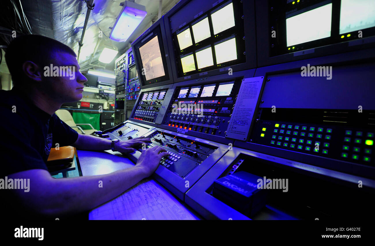 Le comunicazioni interne elettricista all'interno della sala di controllo a bordo della USS John C. Stennis. Foto Stock