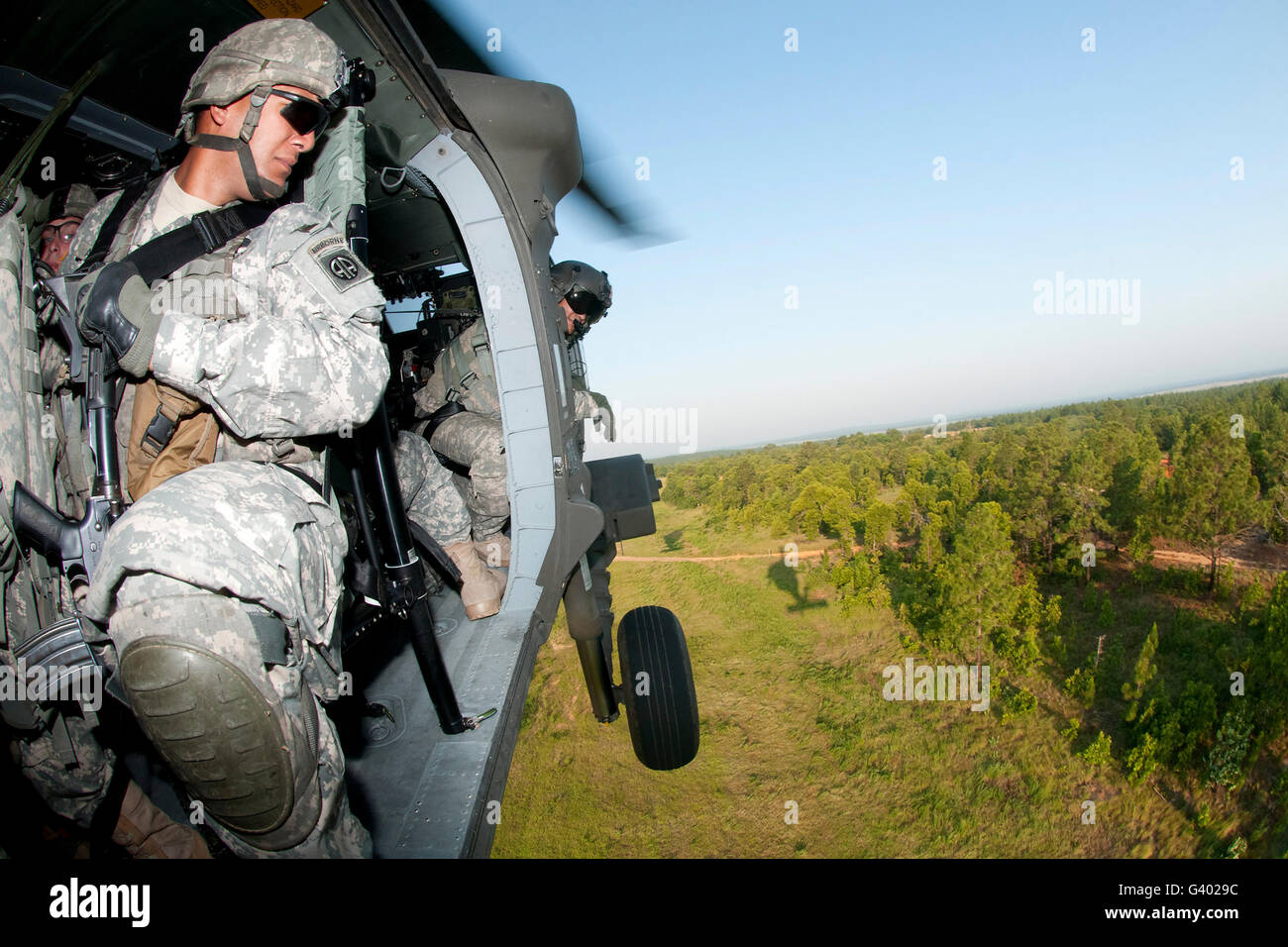 Un plotone sergente si prepara a terra durante air assault formazione a Fort Bragg, North Carolina. Foto Stock