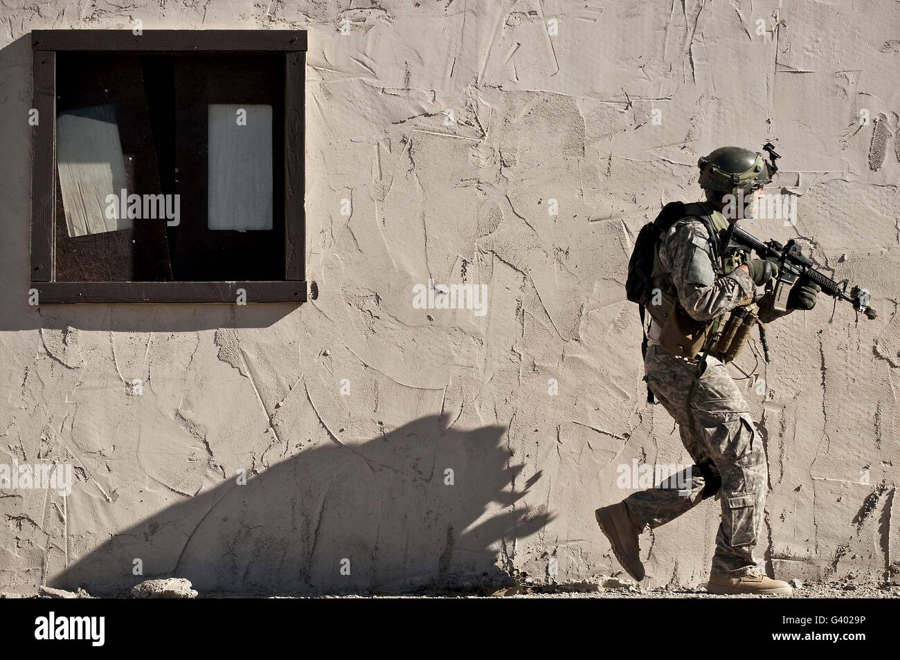 Un giunto Tactical Air Controller fornisce la sicurezza a Fort Irwin, California. Foto Stock