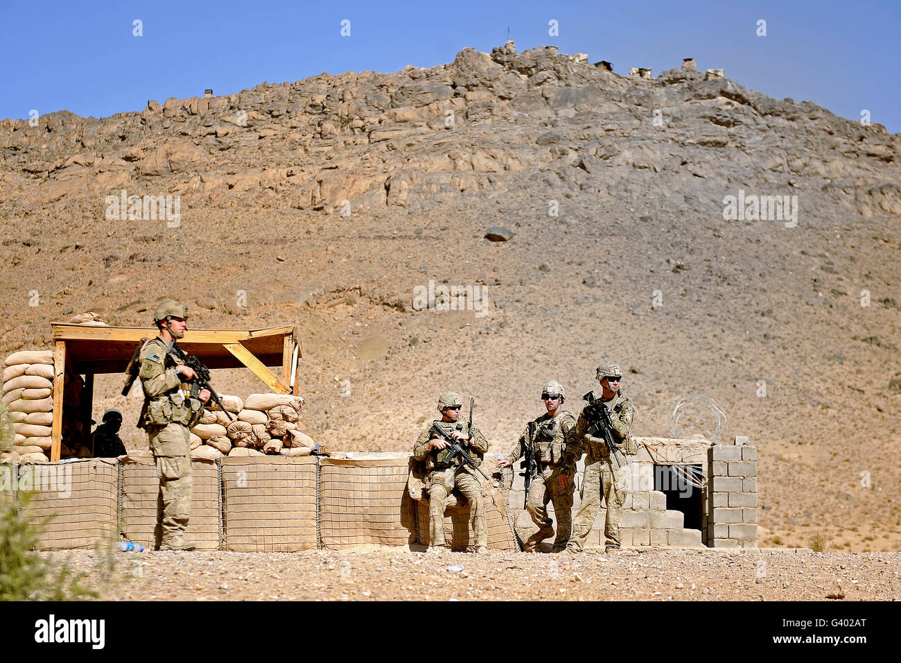 I soldati di attendere per la polizia nazionale afgana membri al centro distretto in Mizan, Afghanistan. Foto Stock