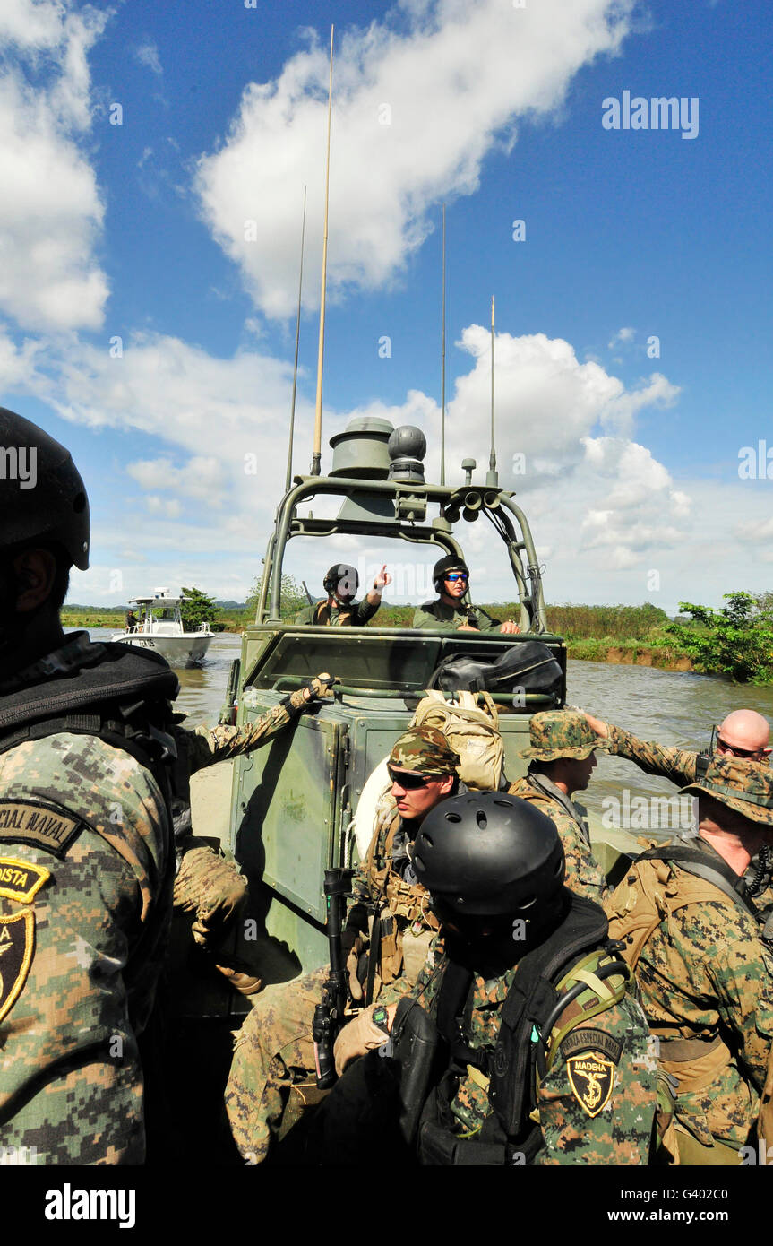 Stati Uniti Navy squadrone fluviale lungo con navale Guatemalteca le forze speciali. Foto Stock