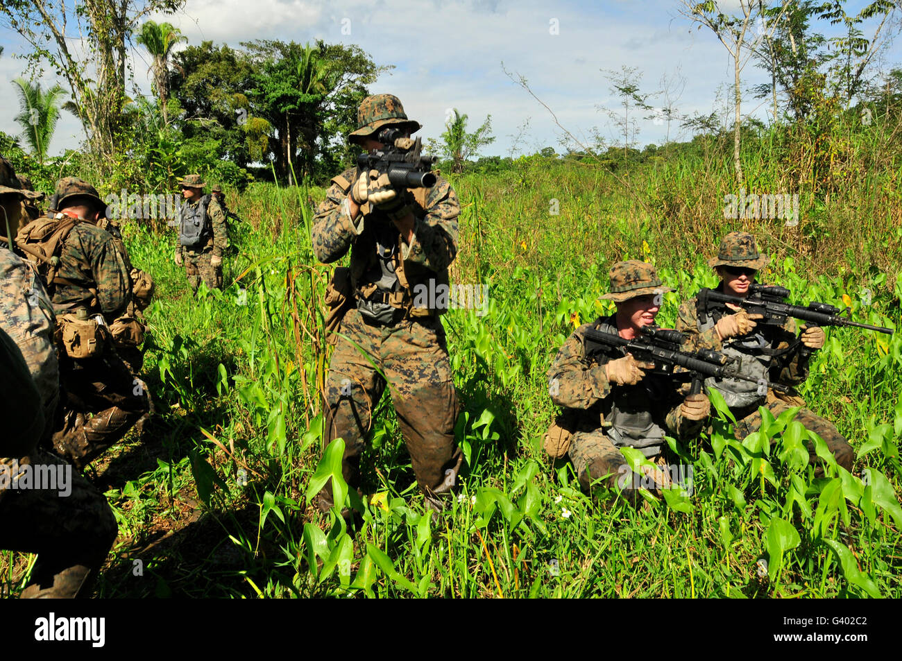 Stati Uniti Marines guard un punto di estrazione nelle paludi del Santo Tomas. Foto Stock