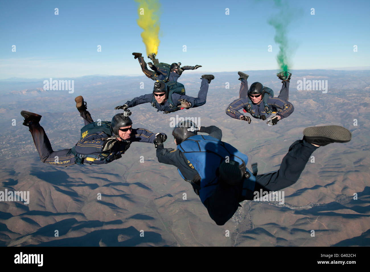 Gli Stati Uniti Navy parachute team di dimostrazione. Foto Stock