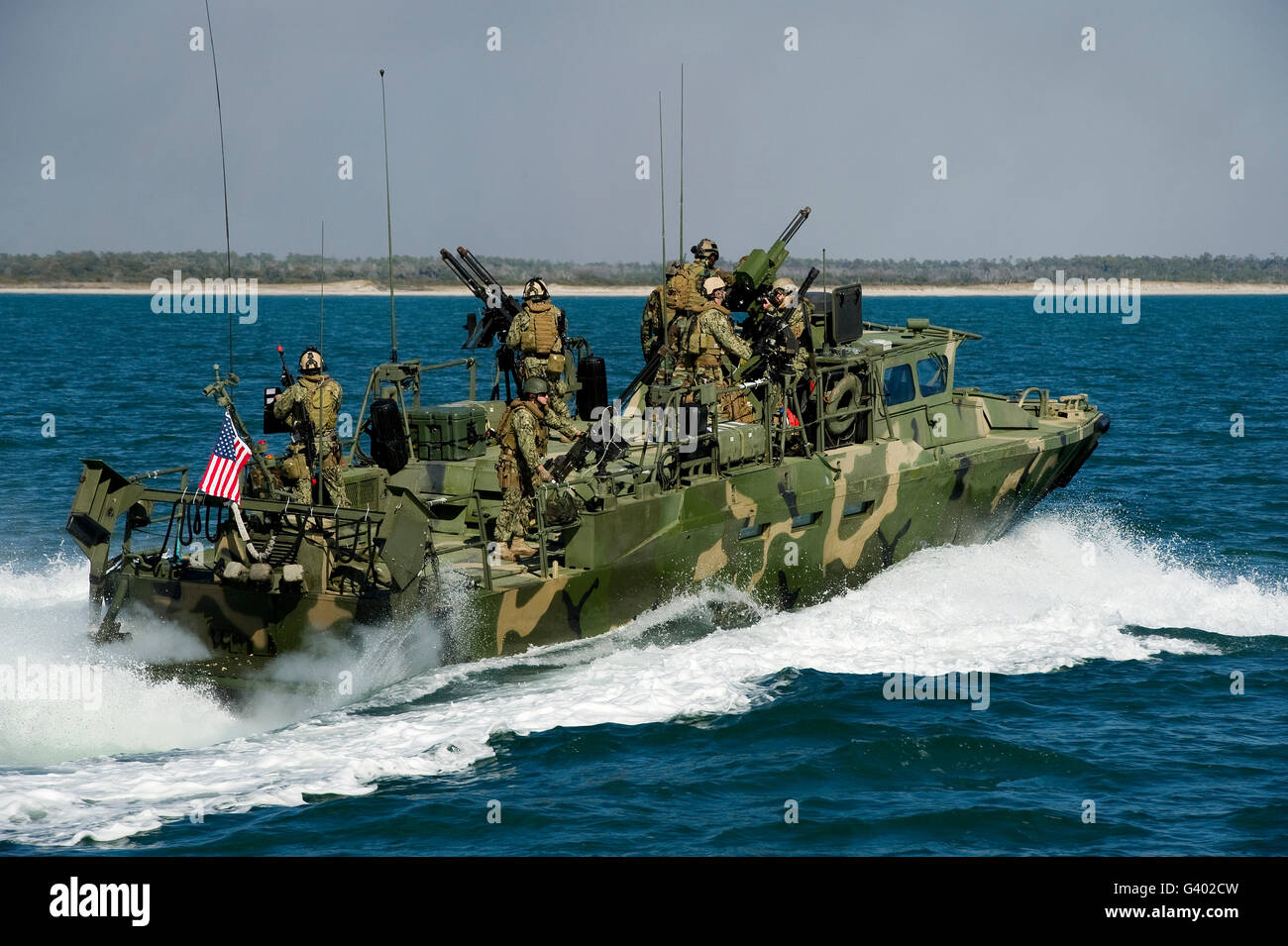 Un comando fluviale barca conduce un percorso missione di ricognizione. Foto Stock