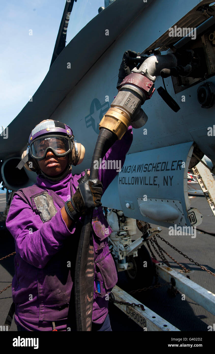 Airman carburanti un F/A-18C Hornet. Foto Stock