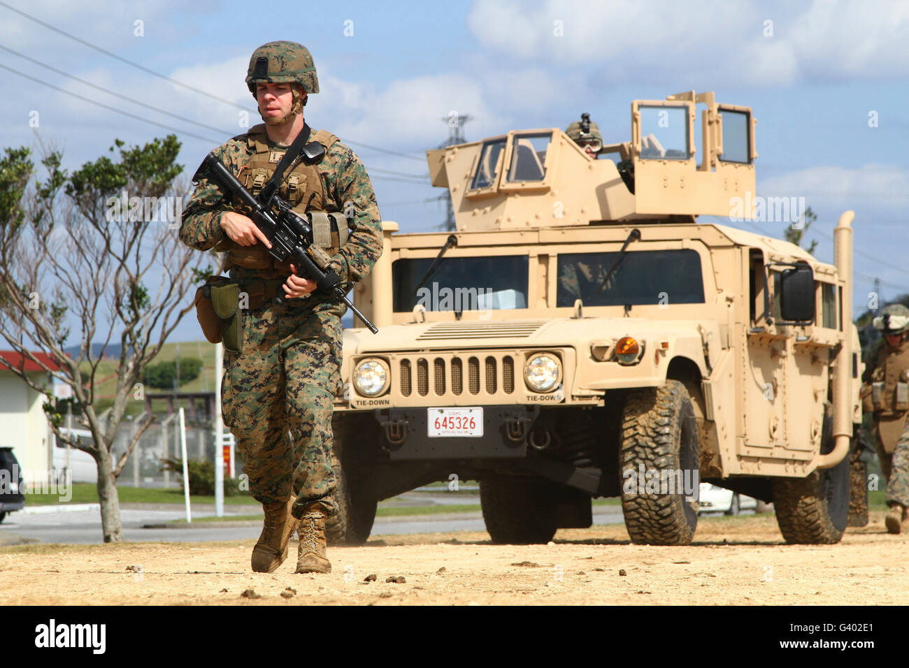 Un U.S. Guide Marine un Humvee attraverso la voce di un punto di controllo in Giappone. Foto Stock
