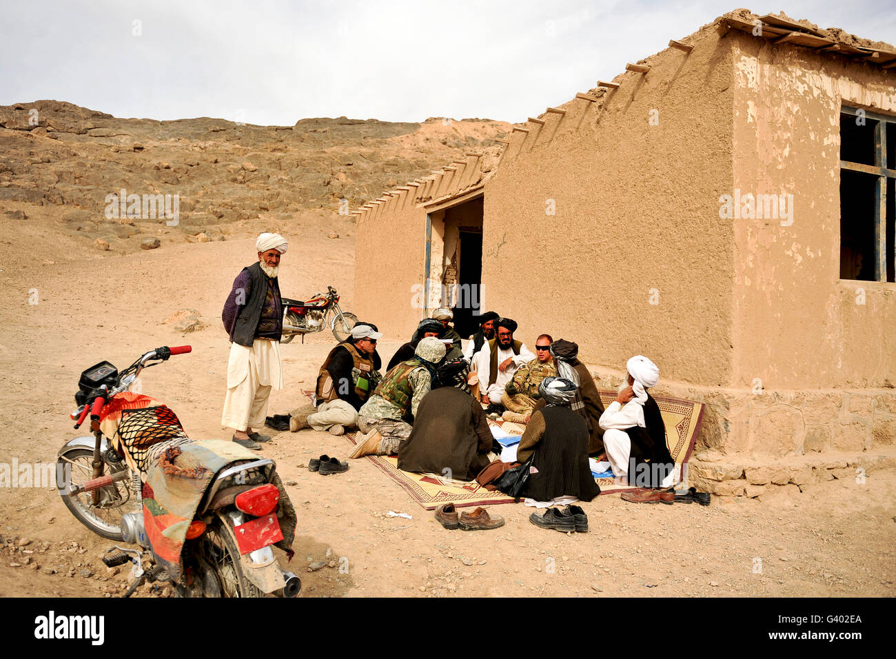 I soldati parlare con gli insegnanti della scuola in Shah gioia, Afghanistan. Foto Stock
