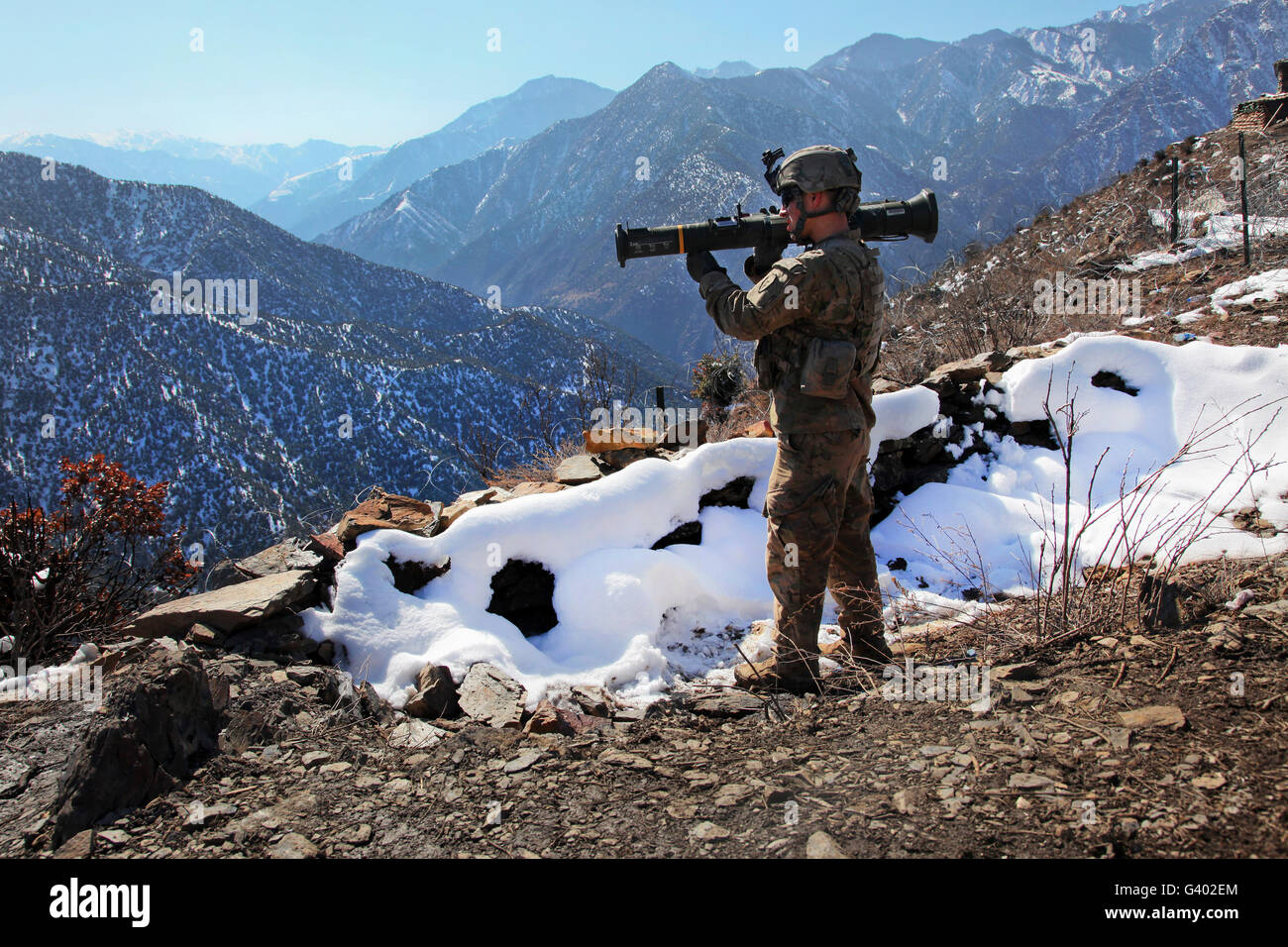 Stati Uniti Soldato dell'esercito si prepara a abete un M136 A4 lanciagranate. Foto Stock