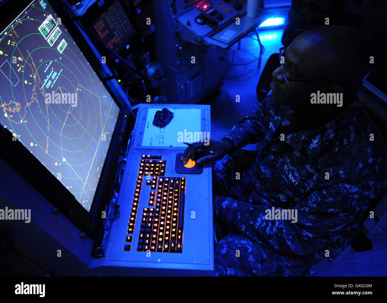 Controller Air-Traffic tracce degli aeromobili in arrivo a bordo della USS George H.W. Bush. Foto Stock