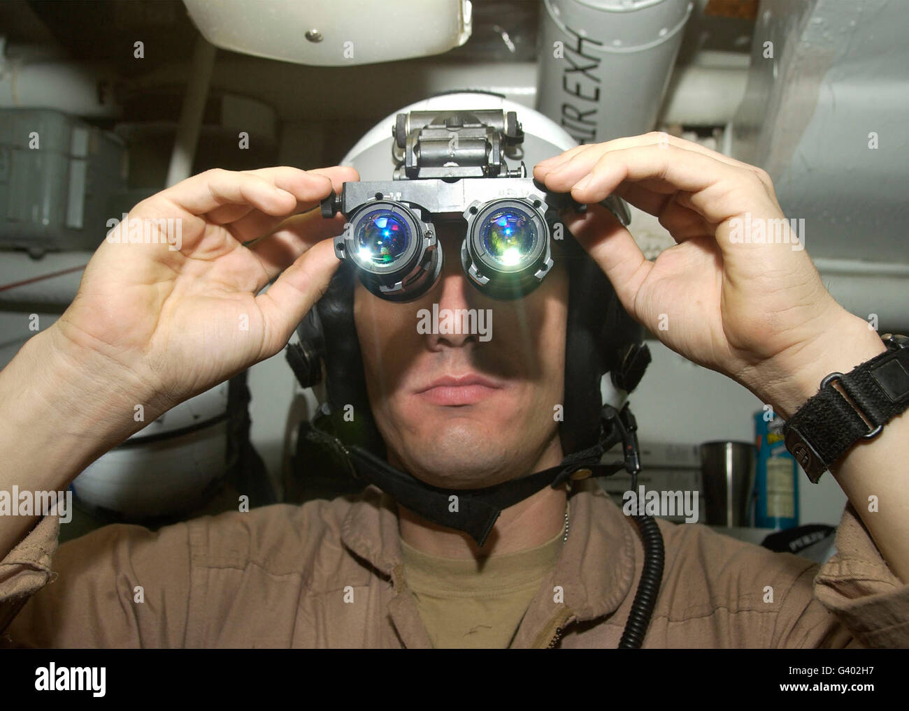 Sailor regola il suo UN/AVS-9 occhiali per visione notturna. Foto Stock