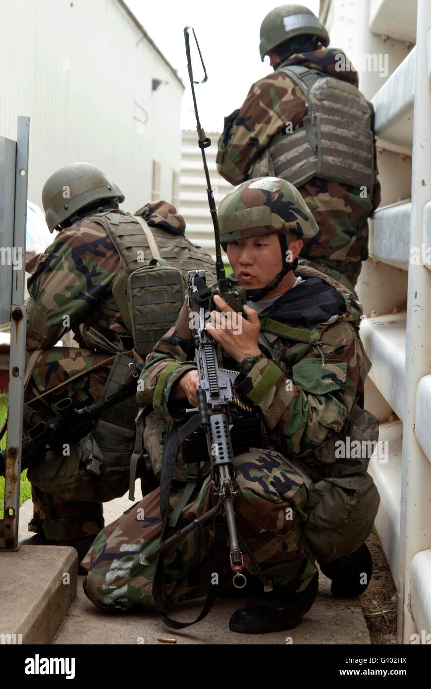 Soldier radio in informazioni di vitale importanza nel corso di un assalto di massa. Foto Stock