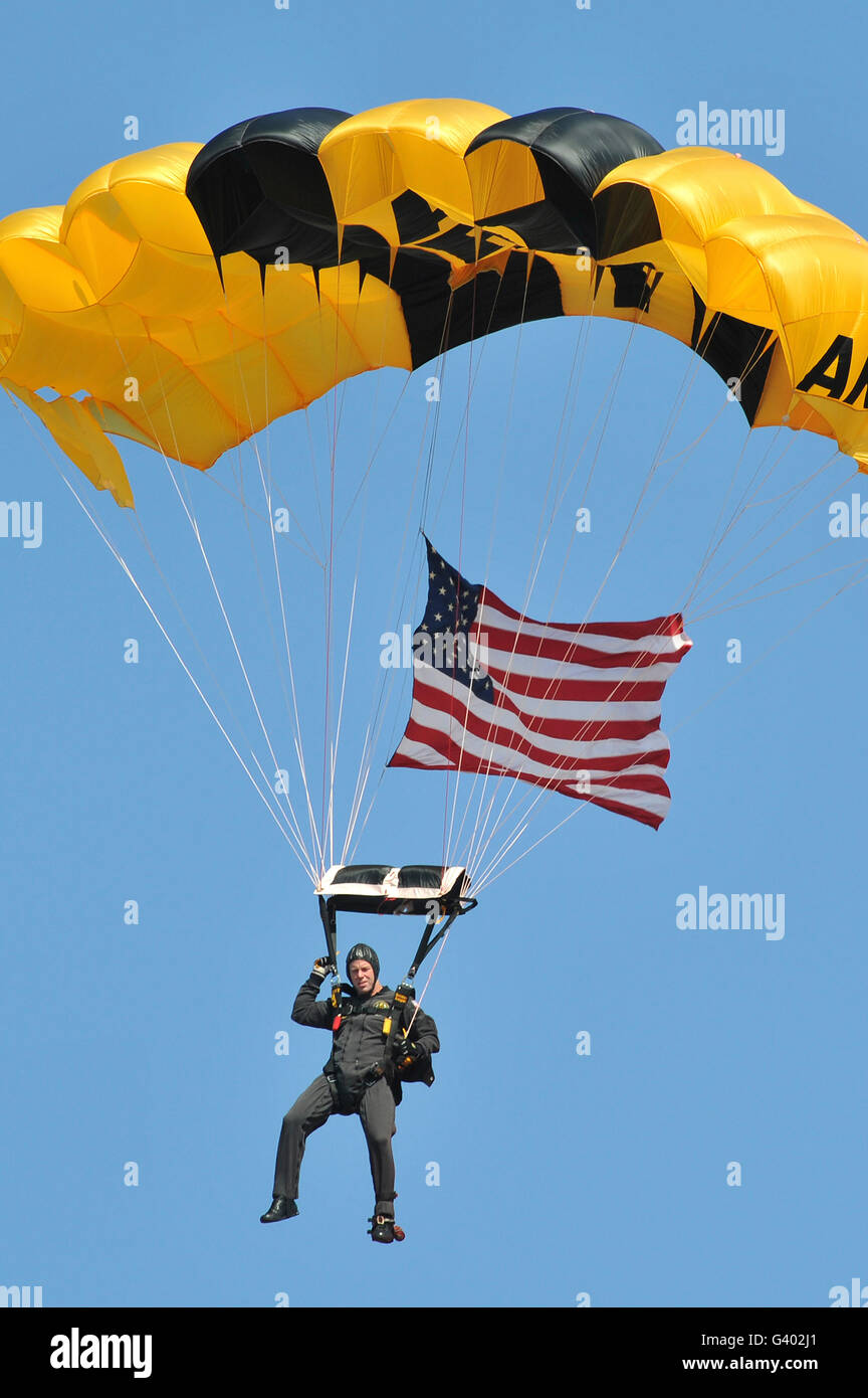 Un membro della Golden Knights Parachute Team scende attraverso il cielo. Foto Stock