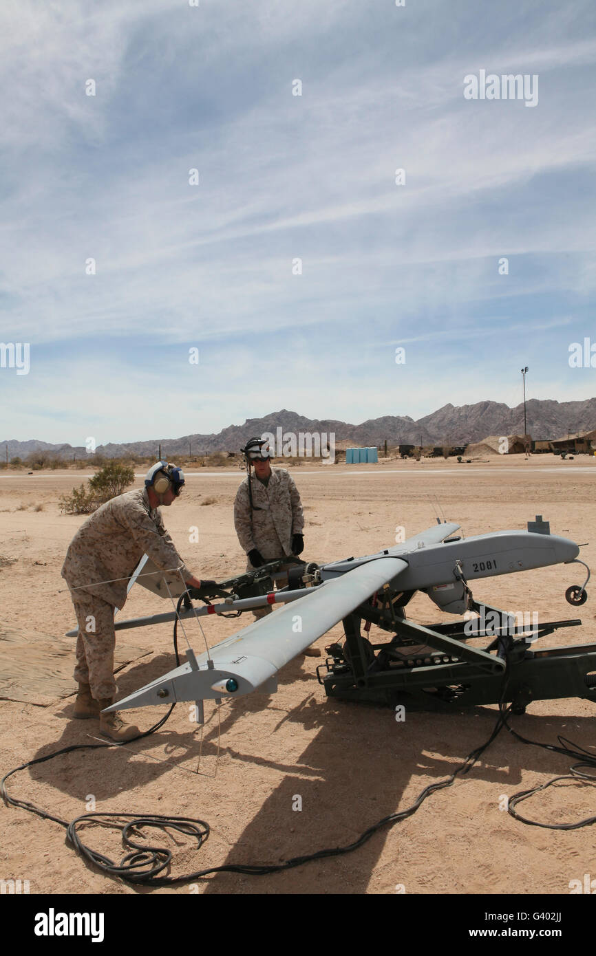 Stati Uniti Marines preparare per avviare il motore di un RQ-7 ombra. Foto Stock