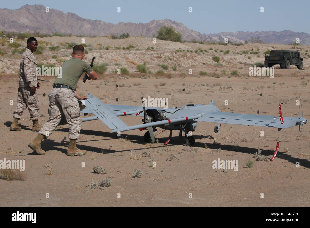 Stati Uniti Marines recuperare un RQ-7B ombra drone. Foto Stock