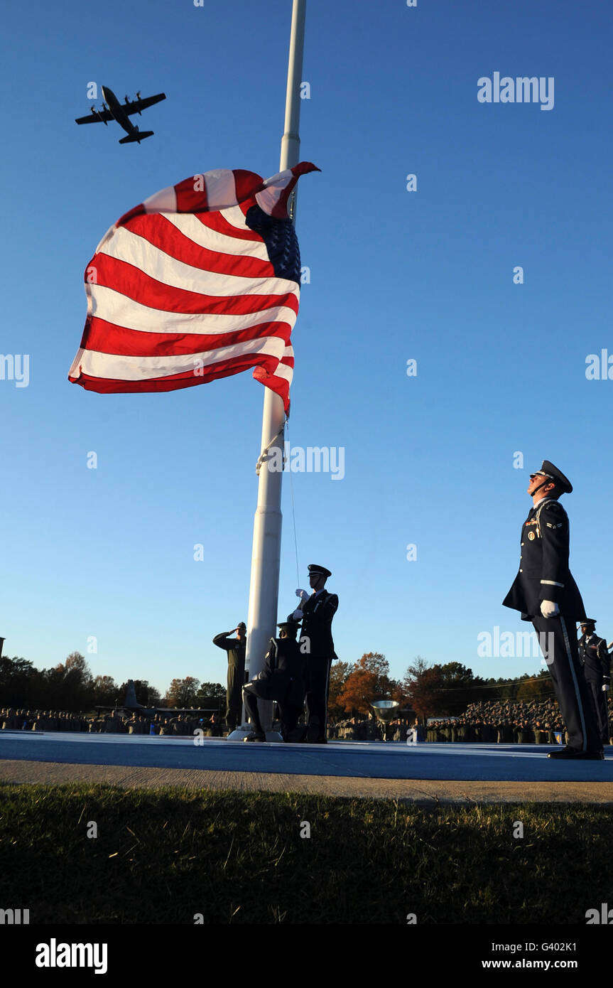 Un C-130 Hercules vola sopra il veterano della Giornata della cerimonia di ritiro. Foto Stock