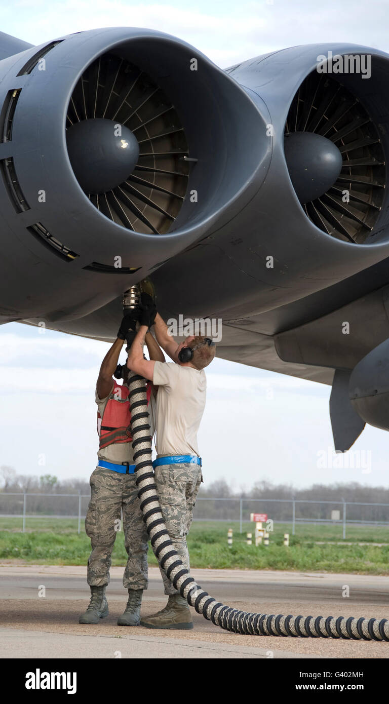 Avieri scollegare un aeromobile flessibile da un B-52H Stratofortress motore. Foto Stock