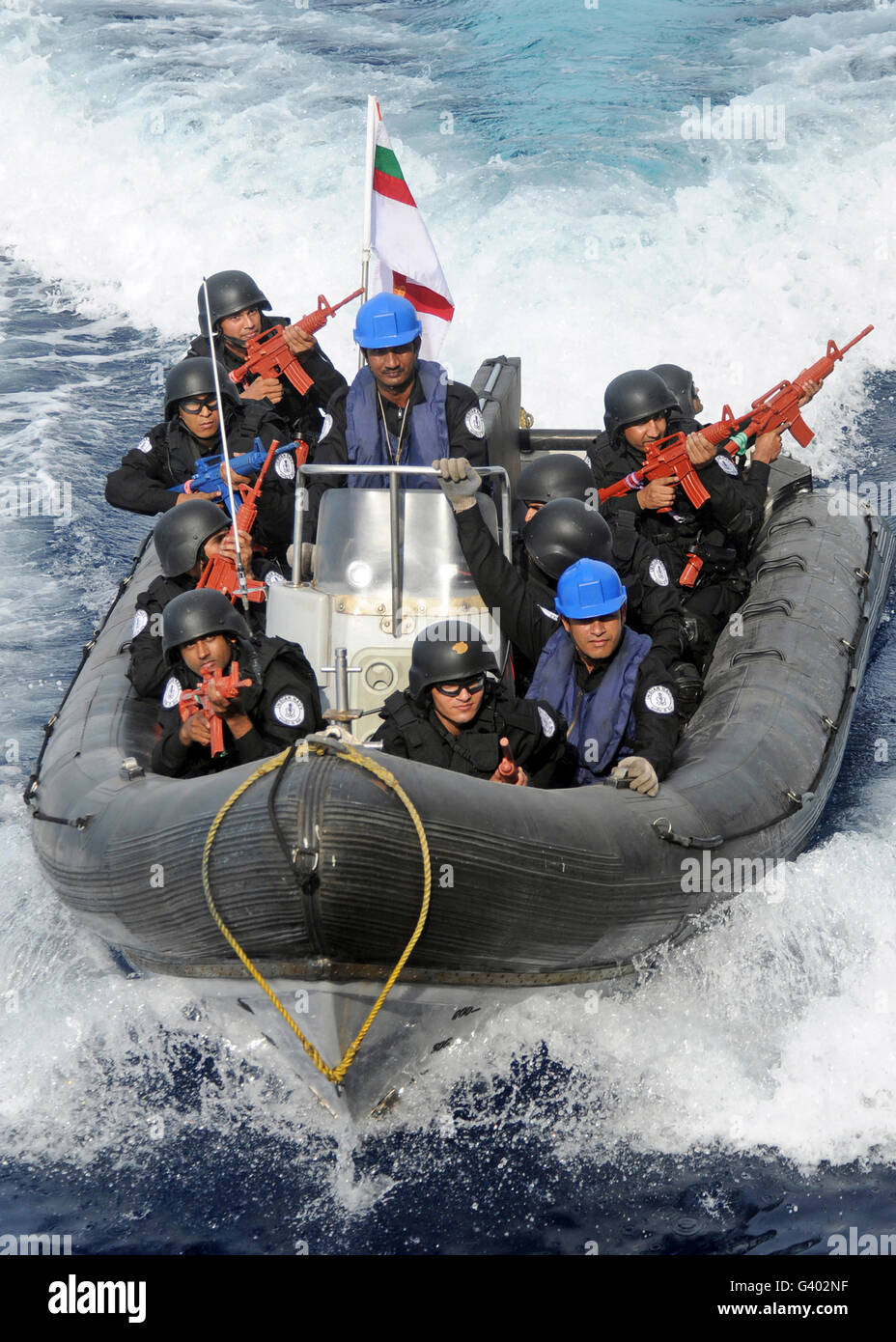 Una visita, scheda, ricerca e sequestro team dalla Marina militare indiana. Foto Stock