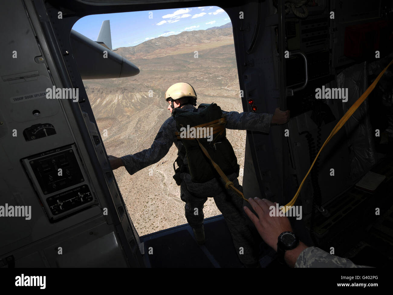 Stati Uniti Airman controlla la zona di atterraggio da aC-17 Globemaster III. Foto Stock