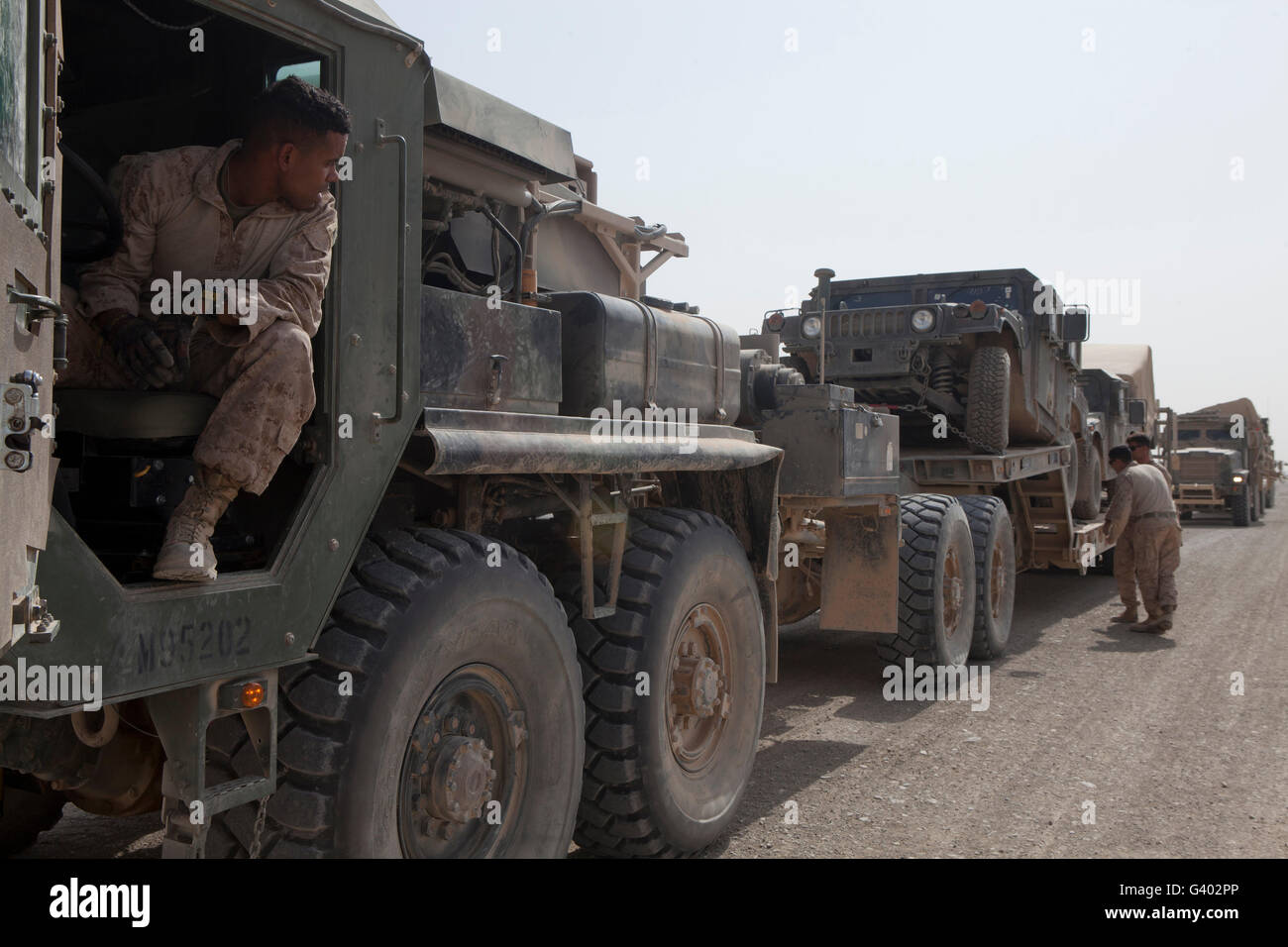 Una MK48 Logistica sistema veicolo viene ispezionata prima dello scarico. Foto Stock