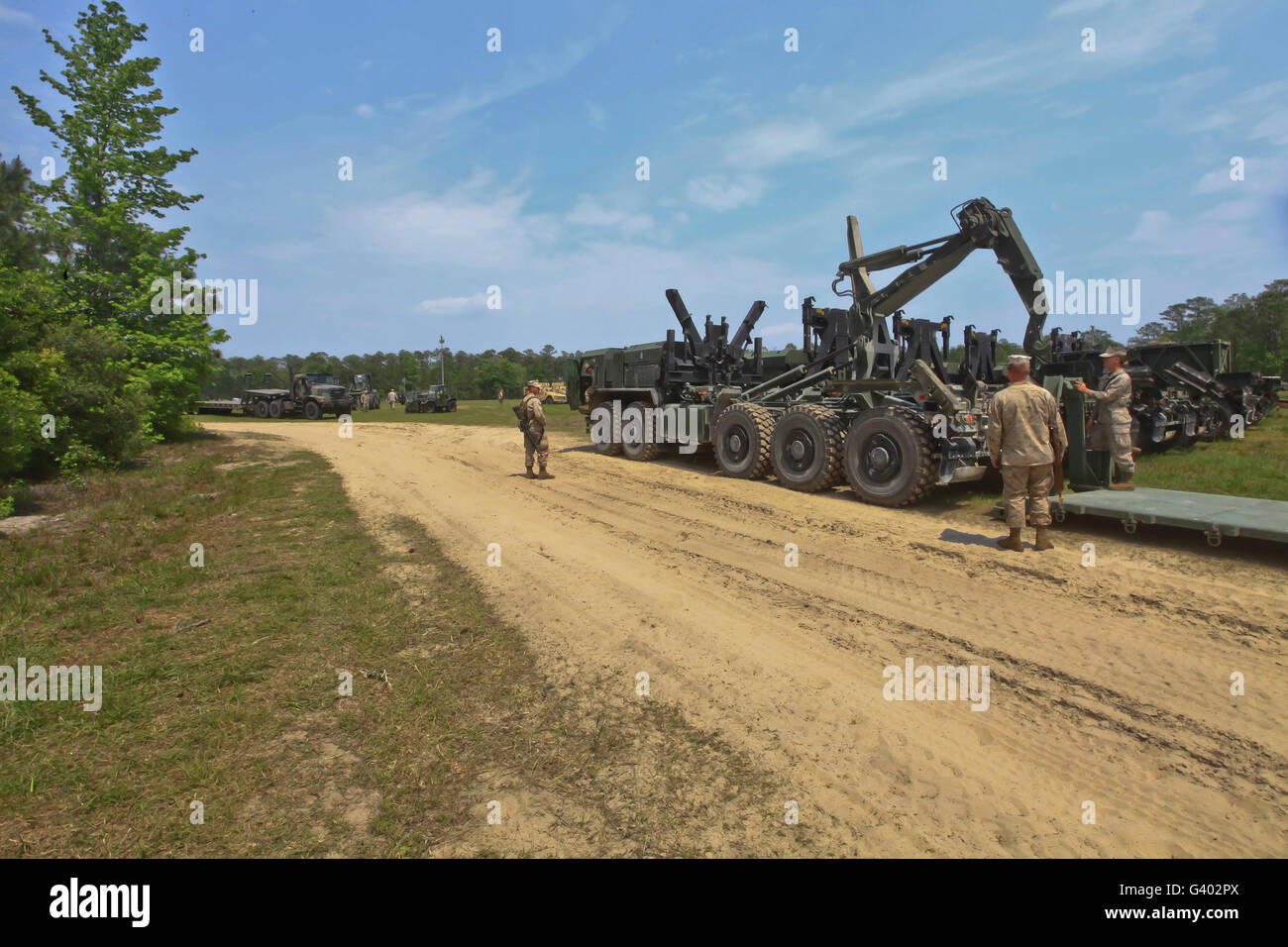 Marines offload di logistica di un veicolo di sostituzione del sistema carrello. Foto Stock