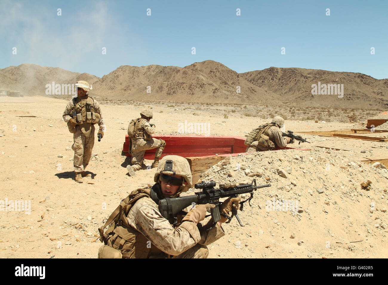 Marines forniscono il supporto di fuoco durante una battaglia simulata. Foto Stock