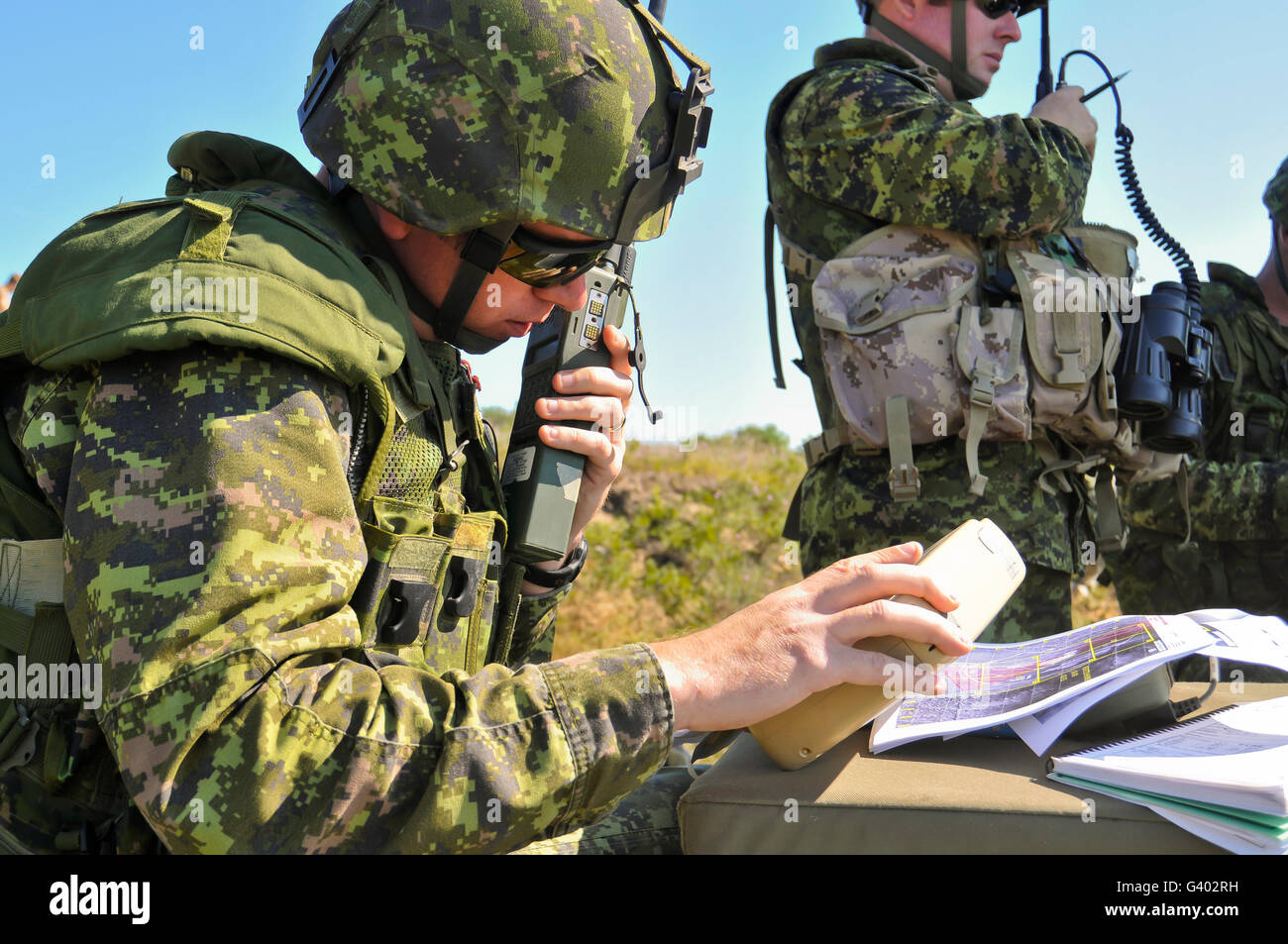 Esercito canadese capitano radio a chiudere il supporto aereo missione. Foto Stock
