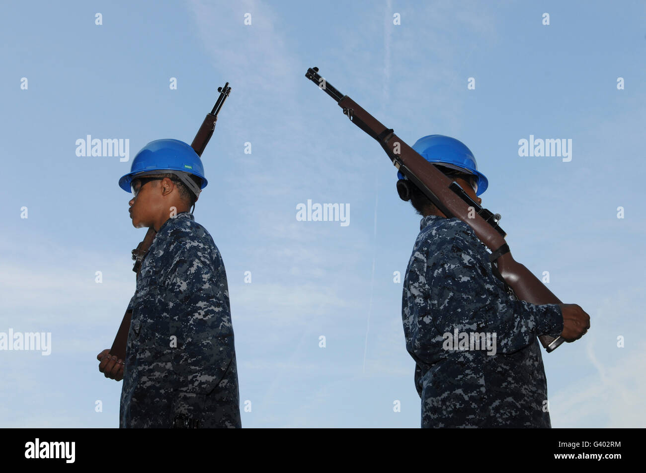 I marinai pratica una routine a bordo della USS George H.W. Bush. Foto Stock