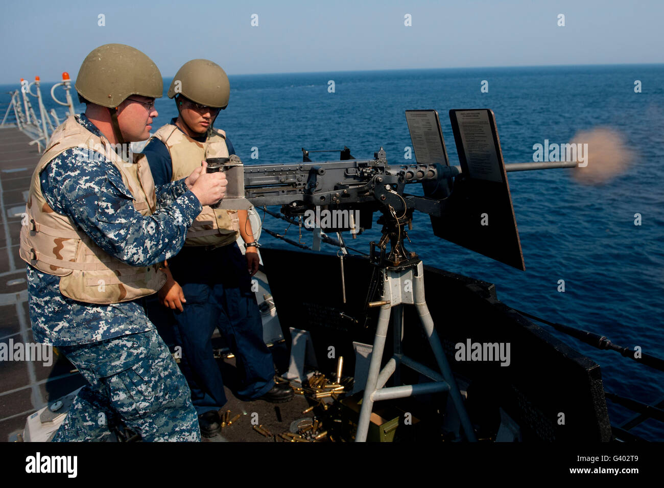 Sonar incendi tecnico un .50 cal machine gun a bordo della USS Jason Dunham. Foto Stock