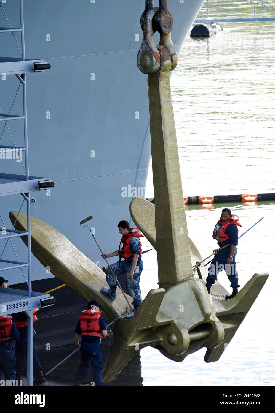 I marinai della vernice la ancora di dritta della portaerei USS Nimitz. Foto Stock