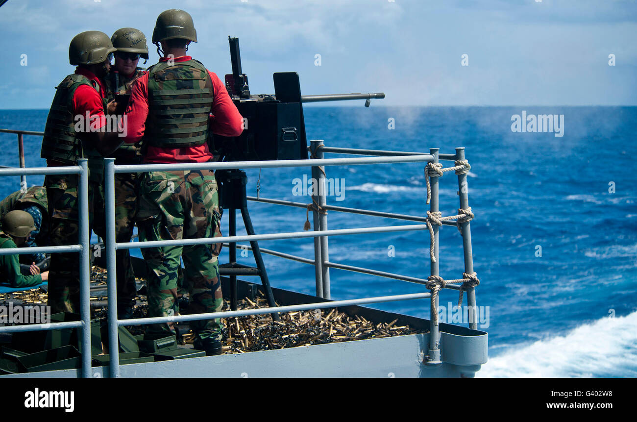 Un marinaio incendi una doppia montata .calibro 50 mitragliatrice a bordo della USS John C. Stennis. Foto Stock