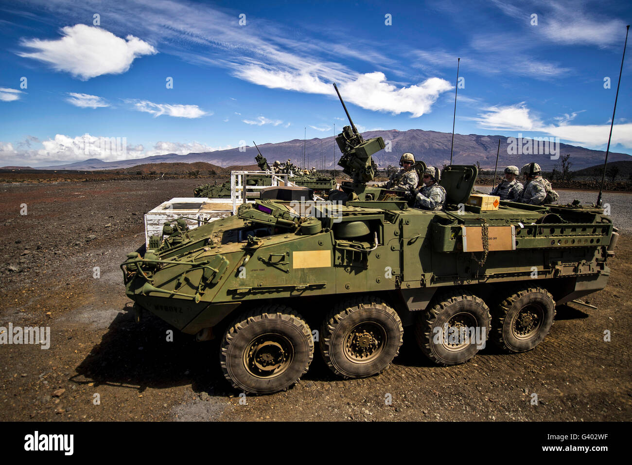 Stati Uniti I soldati dell esercito impegnarsi obiettivi in un veicolo Stryker. Foto Stock
