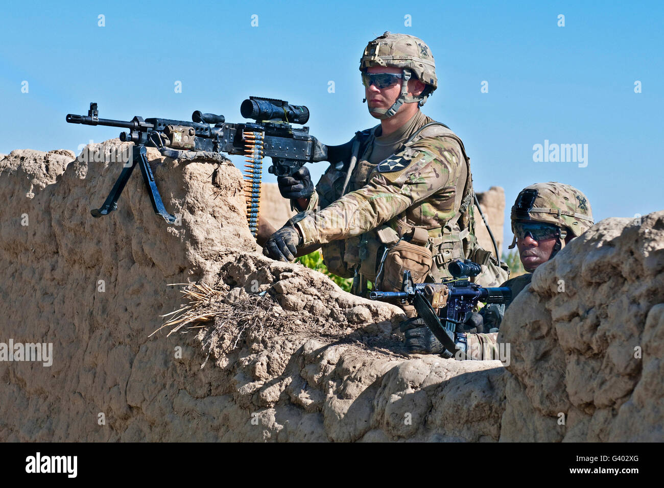 Scansione di soldati l'orizzonte in Afghanistan meridionale. Foto Stock