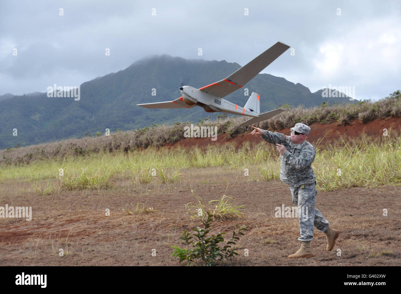 Soldato lancia un RQ-20 velivoli senza pilota sistema. Foto Stock