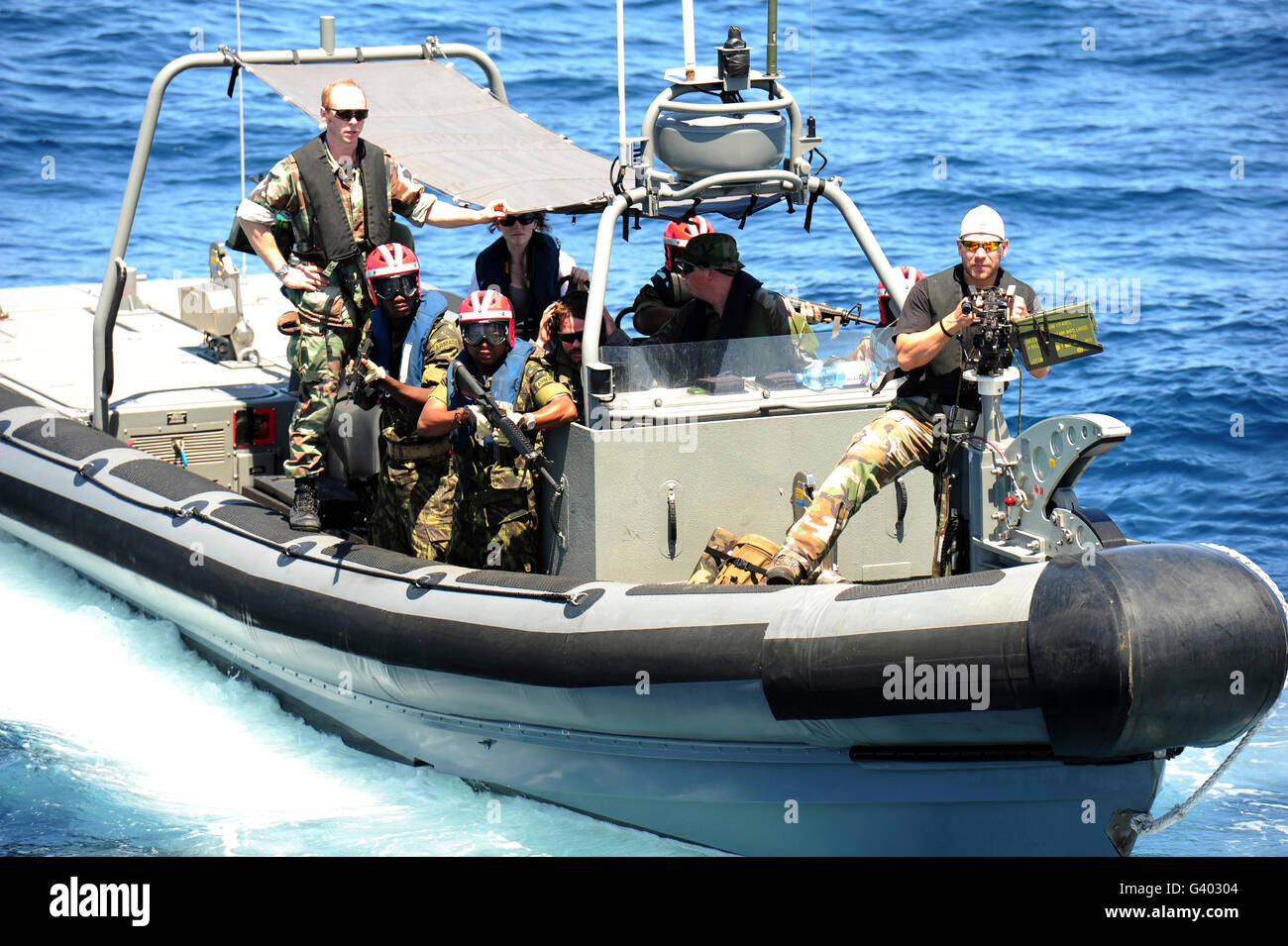 Multinazionale di Marines e marinai tecniche della mietitrebbia per le procedure di imbarco. Foto Stock
