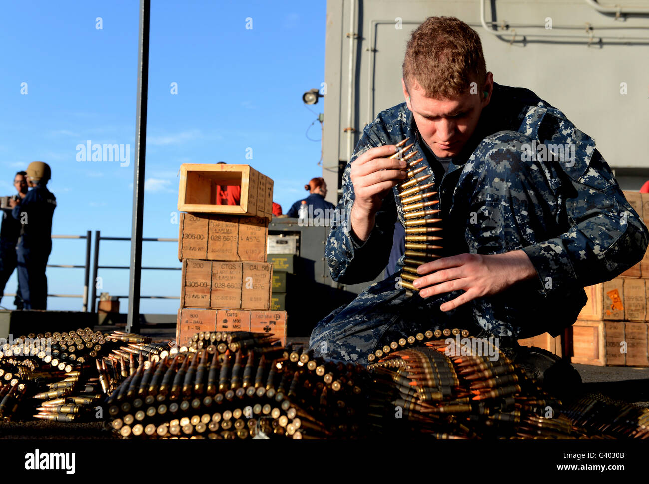 Da bombardieri Mate ordina le munizioni durante un live fire esercitazione. Foto Stock