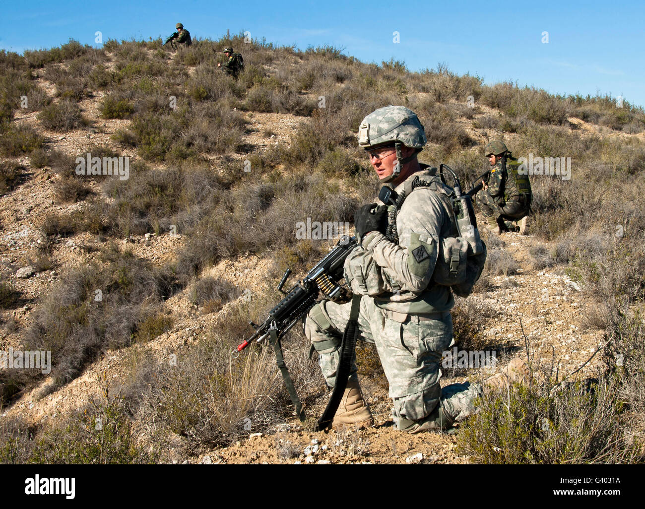 Stati Uniti Soldato dell'esercito scansioni per simulazione di forze contrapposte in Spagna. Foto Stock