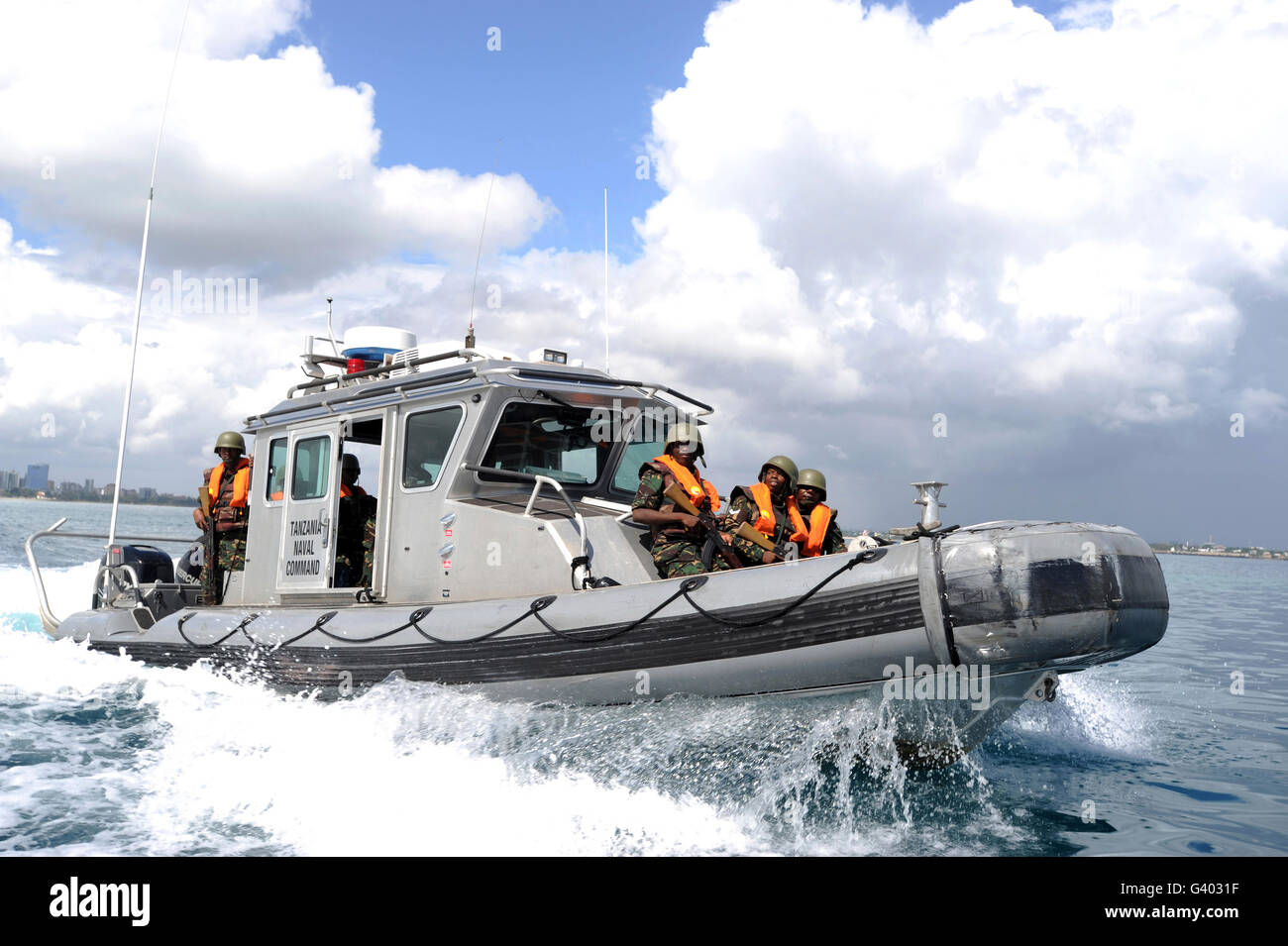 In Tanzania la Difesa del Popolo di forza pilota marinai la loro imbarcazione. Foto Stock