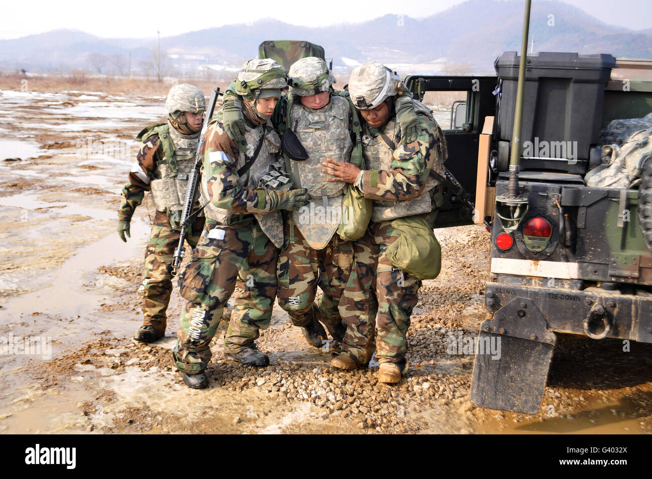 Soldati condotta evacuazione medica formazione in Yeoncheon, Corea del Sud. Foto Stock