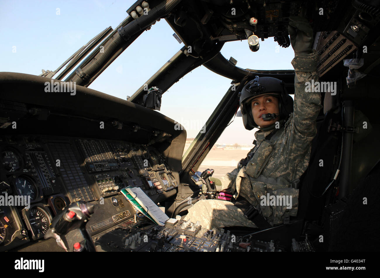 Un UH-60 Black Hawk elicottero istruttore pilota viene eseguito un controllo di preflight. Foto Stock
