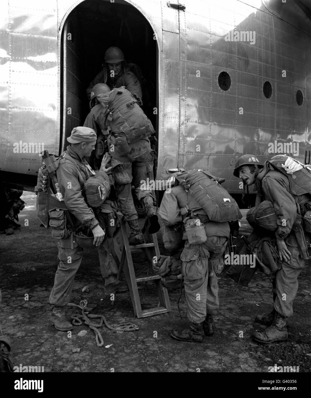 Truppe aviotrasportate a bordo di un aereo per la loro caduta dietro le linee nemiche durante la Guerra di Corea. Foto Stock