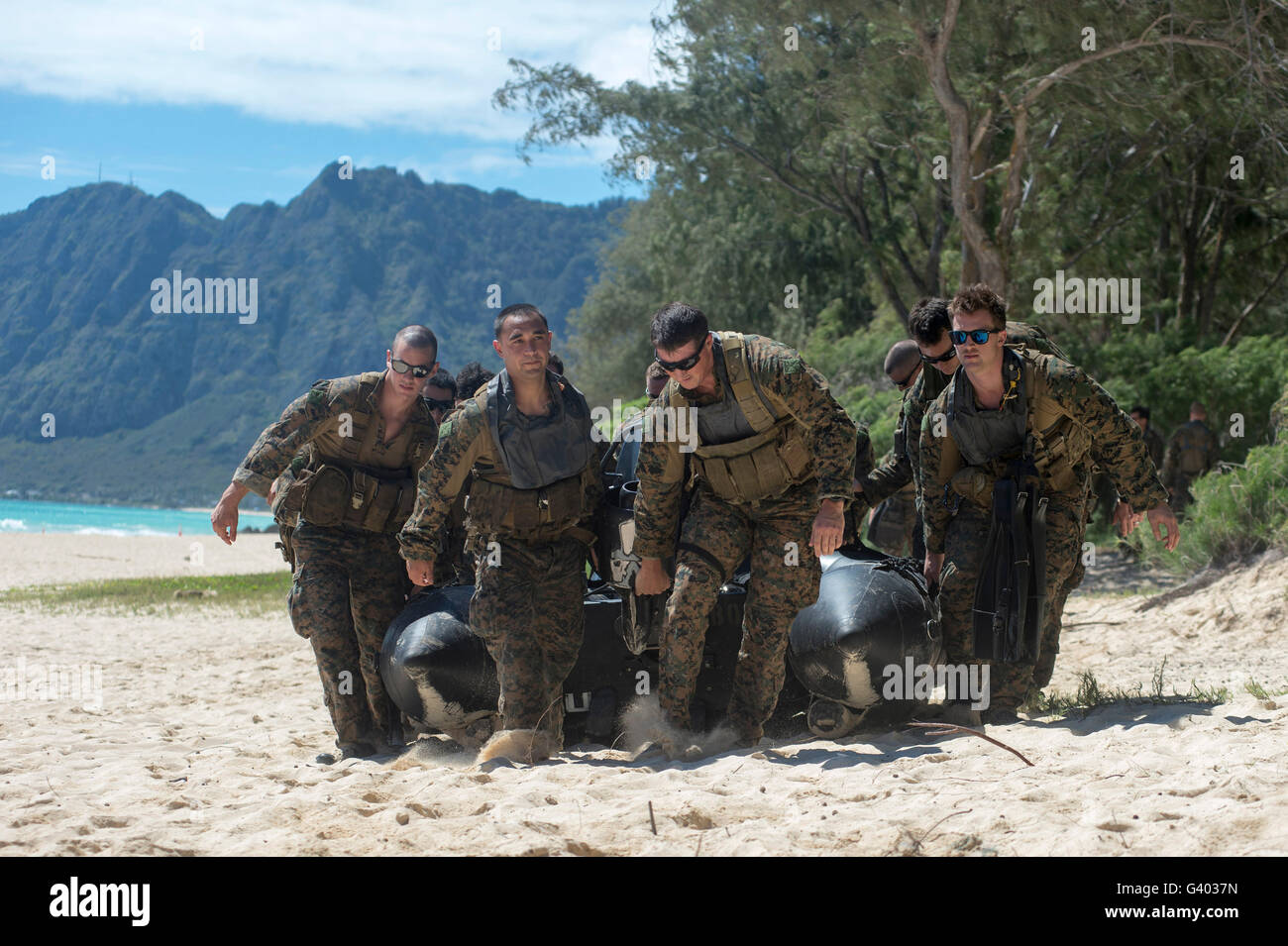 Ricognizione Marines portano una gomma di combattimento razzia Craft. Foto Stock