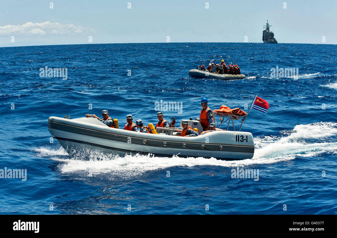 I marinai in rilievo-hull imbarcazioni gonfiabili durante una ricerca di una esercitazione di soccorso. Foto Stock