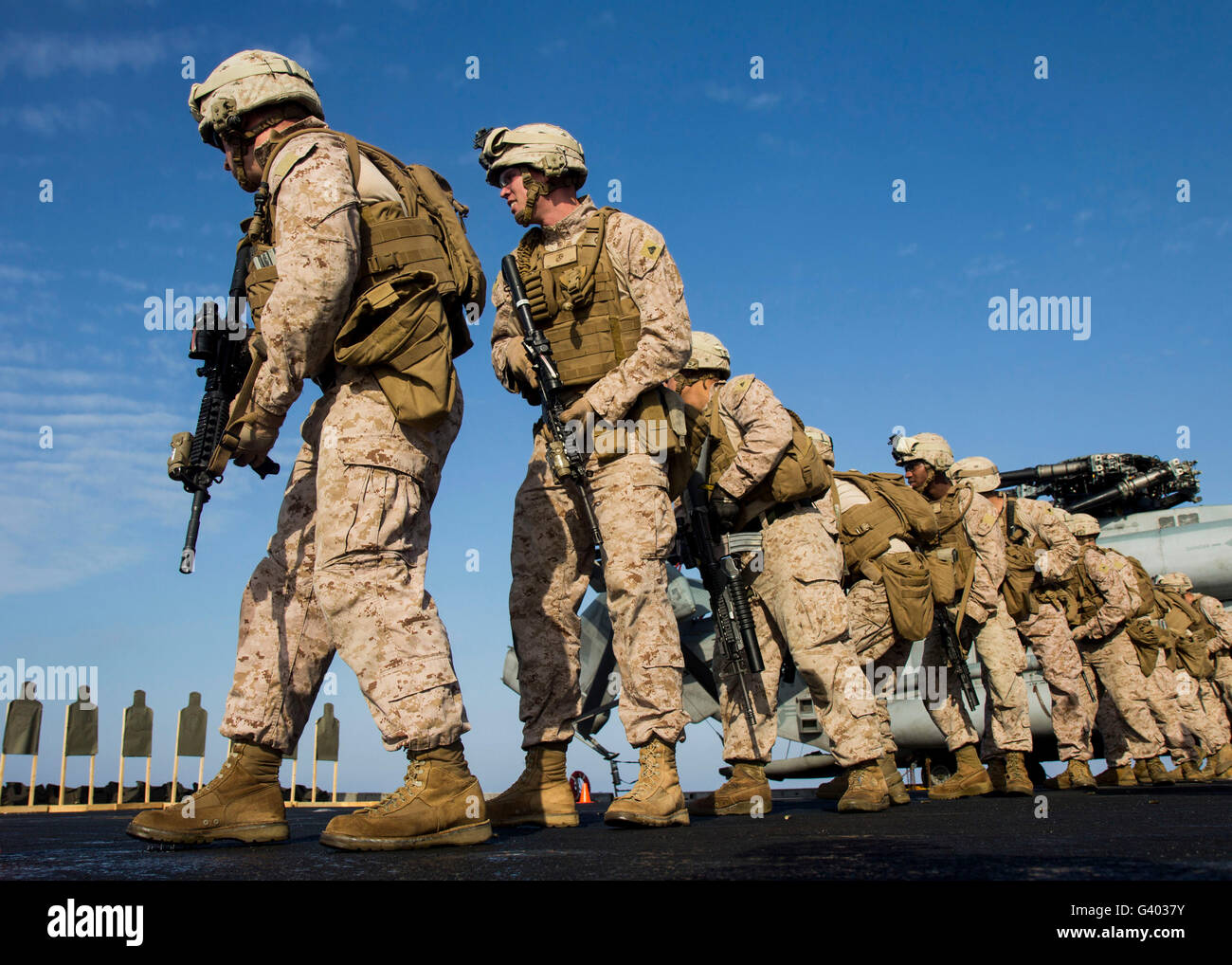 Stati Uniti Marines perno in posizione durante un'esercitazione a fuoco. Foto Stock