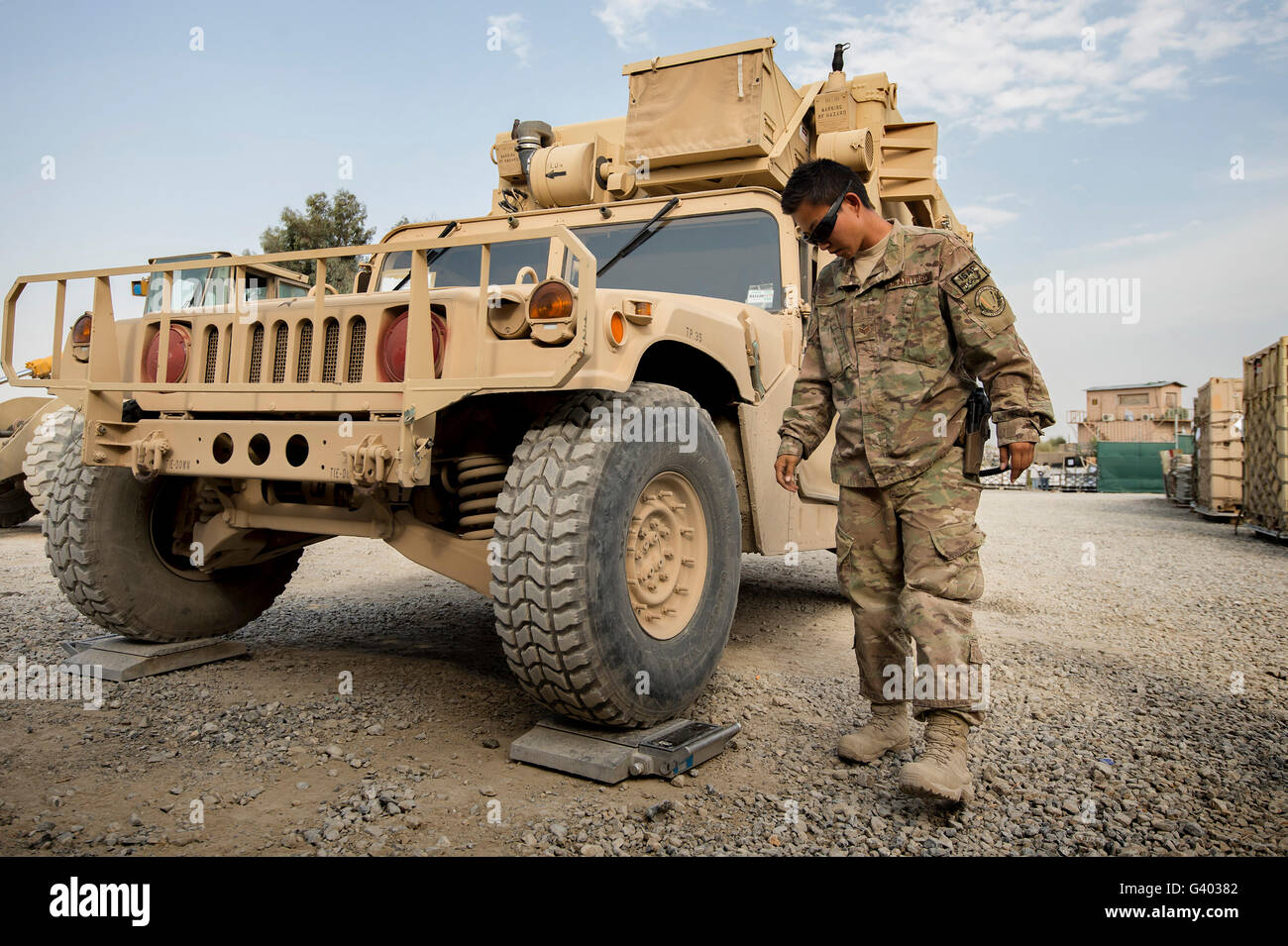 Airman controlla il peso di un veicolo in Afghanistan. Foto Stock
