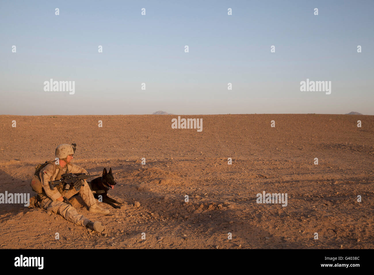 Un gestore del cane con gli Stati Uniti Marine Corps prende una pausa. Foto Stock