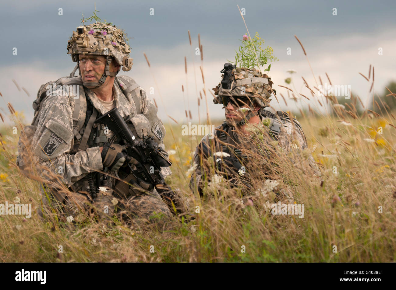 Stati Uniti I soldati dell esercito preparare per spostare durante un assalto dell'aria esercizio. Foto Stock